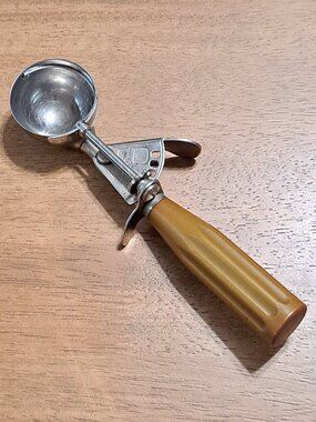 Vintage Shore Craft Ice Cream Scoop - green handle